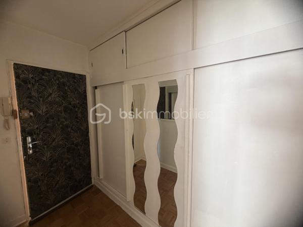CHARLEVILLE-MÉZIÈRES CENTRE-VILLE – APPARTEMENT AVEC GRANDE TERRASSE, BALCON, PARKING ET CAVE

148 000 €

Vous recherchez un appartement idéalement situé, permettant de profiter de toutes les commodités à pied ? Découvrez ce bien situé en plein centre-ville de Charleville-Mézières, à proximité immédiate des commerces, services et écoles.

Plus besoin de prendre la voiture pour votre quotidien !

Situé au 4ᵉ étage d’un immeuble calme, cet appartement offre un cadre de vie pratique et agréable.

Il se compose de :

Une entrée
Un séjour / salon
Deux chambres
Une cuisine entièrement équipée
Une salle de bains
Deux WC
Un balcon
Une grande terrasse, véritable atout du bien

Vous disposerez également d’une place de parking privative en sous-sol ainsi que d’une cave.

Les atouts

⭐ Emplacement exceptionnel en centre-ville
⭐ Tous commerces et commodités à pied
⭐ Proximité immédiate d’une école
⭐ Grande terrasse + balcon
⭐ Parking en sous-sol
⭐ Cave
⭐ Double vitrage
⭐ Interphone
⭐ Tout-à-l’égout
⭐ Chauffage collectif au gaz
⭐ Résidence calme

Charges de copropriété : environ 200 € / mois.

📍 Charleville-Mézières
💰 Prix : 148 000 €

Un bien rare par son emplacement et ses extérieurs, à découvrir sans tarder !

Contactez-nous pour organiser une visite.