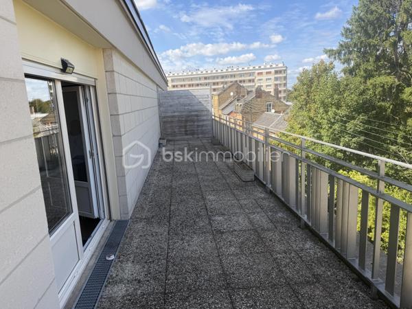 CHARLEVILLE-MÉZIÈRES CENTRE-VILLE – APPARTEMENT AVEC GRANDE TERRASSE, BALCON, PARKING ET CAVE

148 000 €

Vous recherchez un appartement idéalement situé, permettant de profiter de toutes les commodités à pied ? Découvrez ce bien situé en plein centre-ville de Charleville-Mézières, à proximité immédiate des commerces, services et écoles.

Plus besoin de prendre la voiture pour votre quotidien !

Situé au 4ᵉ étage d’un immeuble calme, cet appartement offre un cadre de vie pratique et agréable.

Il se compose de :

Une entrée
Un séjour / salon
Deux chambres
Une cuisine entièrement équipée
Une salle de bains
Deux WC
Un balcon
Une grande terrasse, véritable atout du bien

Vous disposerez également d’une place de parking privative en sous-sol ainsi que d’une cave.

Les atouts

⭐ Emplacement exceptionnel en centre-ville
⭐ Tous commerces et commodités à pied
⭐ Proximité immédiate d’une école
⭐ Grande terrasse + balcon
⭐ Parking en sous-sol
⭐ Cave
⭐ Double vitrage
⭐ Interphone
⭐ Tout-à-l’égout
⭐ Chauffage collectif au gaz
⭐ Résidence calme

Charges de copropriété : environ 200 € / mois.

📍 Charleville-Mézières
💰 Prix : 148 000 €

Un bien rare par son emplacement et ses extérieurs, à découvrir sans tarder !

Contactez-nous pour organiser une visite.