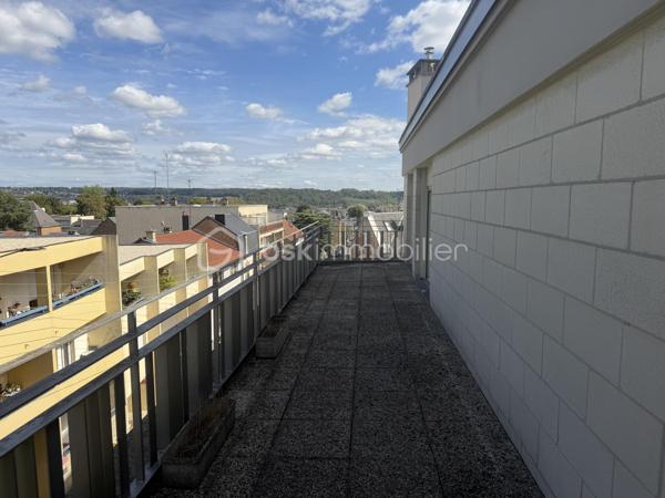 CHARLEVILLE-MÉZIÈRES CENTRE-VILLE – APPARTEMENT AVEC GRANDE TERRASSE, BALCON, PARKING ET CAVE

148 000 €

Vous recherchez un appartement idéalement situé, permettant de profiter de toutes les commodités à pied ? Découvrez ce bien situé en plein centre-ville de Charleville-Mézières, à proximité immédiate des commerces, services et écoles.

Plus besoin de prendre la voiture pour votre quotidien !

Situé au 4ᵉ étage d’un immeuble calme, cet appartement offre un cadre de vie pratique et agréable.

Il se compose de :

Une entrée
Un séjour / salon
Deux chambres
Une cuisine entièrement équipée
Une salle de bains
Deux WC
Un balcon
Une grande terrasse, véritable atout du bien

Vous disposerez également d’une place de parking privative en sous-sol ainsi que d’une cave.

Les atouts

⭐ Emplacement exceptionnel en centre-ville
⭐ Tous commerces et commodités à pied
⭐ Proximité immédiate d’une école
⭐ Grande terrasse + balcon
⭐ Parking en sous-sol
⭐ Cave
⭐ Double vitrage
⭐ Interphone
⭐ Tout-à-l’égout
⭐ Chauffage collectif au gaz
⭐ Résidence calme

Charges de copropriété : environ 200 € / mois.

📍 Charleville-Mézières
💰 Prix : 148 000 €

Un bien rare par son emplacement et ses extérieurs, à découvrir sans tarder !

Contactez-nous pour organiser une visite.
