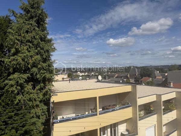 CHARLEVILLE-MÉZIÈRES CENTRE-VILLE – APPARTEMENT AVEC GRANDE TERRASSE, BALCON, PARKING ET CAVE

148 000 €

Vous recherchez un appartement idéalement situé, permettant de profiter de toutes les commodités à pied ? Découvrez ce bien situé en plein centre-ville de Charleville-Mézières, à proximité immédiate des commerces, services et écoles.

Plus besoin de prendre la voiture pour votre quotidien !

Situé au 4ᵉ étage d’un immeuble calme, cet appartement offre un cadre de vie pratique et agréable.

Il se compose de :

Une entrée
Un séjour / salon
Deux chambres
Une cuisine entièrement équipée
Une salle de bains
Deux WC
Un balcon
Une grande terrasse, véritable atout du bien

Vous disposerez également d’une place de parking privative en sous-sol ainsi que d’une cave.

Les atouts

⭐ Emplacement exceptionnel en centre-ville
⭐ Tous commerces et commodités à pied
⭐ Proximité immédiate d’une école
⭐ Grande terrasse + balcon
⭐ Parking en sous-sol
⭐ Cave
⭐ Double vitrage
⭐ Interphone
⭐ Tout-à-l’égout
⭐ Chauffage collectif au gaz
⭐ Résidence calme

Charges de copropriété : environ 200 € / mois.

📍 Charleville-Mézières
💰 Prix : 148 000 €

Un bien rare par son emplacement et ses extérieurs, à découvrir sans tarder !

Contactez-nous pour organiser une visite.