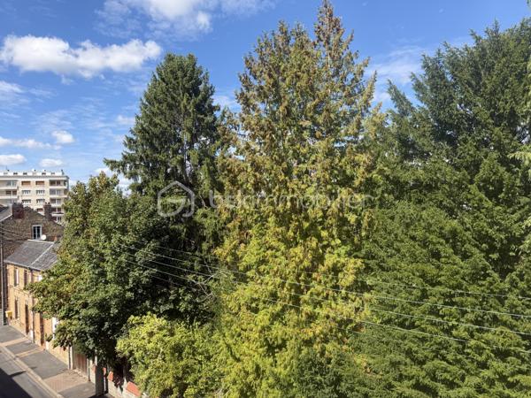 CHARLEVILLE-MÉZIÈRES CENTRE-VILLE – APPARTEMENT AVEC GRANDE TERRASSE, BALCON, PARKING ET CAVE

148 000 €

Vous recherchez un appartement idéalement situé, permettant de profiter de toutes les commodités à pied ? Découvrez ce bien situé en plein centre-ville de Charleville-Mézières, à proximité immédiate des commerces, services et écoles.

Plus besoin de prendre la voiture pour votre quotidien !

Situé au 4ᵉ étage d’un immeuble calme, cet appartement offre un cadre de vie pratique et agréable.

Il se compose de :

Une entrée
Un séjour / salon
Deux chambres
Une cuisine entièrement équipée
Une salle de bains
Deux WC
Un balcon
Une grande terrasse, véritable atout du bien

Vous disposerez également d’une place de parking privative en sous-sol ainsi que d’une cave.

Les atouts

⭐ Emplacement exceptionnel en centre-ville
⭐ Tous commerces et commodités à pied
⭐ Proximité immédiate d’une école
⭐ Grande terrasse + balcon
⭐ Parking en sous-sol
⭐ Cave
⭐ Double vitrage
⭐ Interphone
⭐ Tout-à-l’égout
⭐ Chauffage collectif au gaz
⭐ Résidence calme

Charges de copropriété : environ 200 € / mois.

📍 Charleville-Mézières
💰 Prix : 148 000 €

Un bien rare par son emplacement et ses extérieurs, à découvrir sans tarder !

Contactez-nous pour organiser une visite.