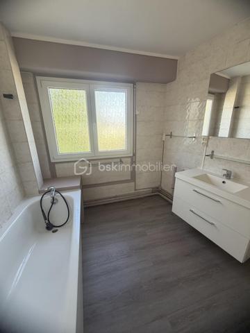 CHARLEVILLE-MÉZIÈRES CENTRE-VILLE – APPARTEMENT AVEC GRANDE TERRASSE, BALCON, PARKING ET CAVE

148 000 €

Vous recherchez un appartement idéalement situé, permettant de profiter de toutes les commodités à pied ? Découvrez ce bien situé en plein centre-ville de Charleville-Mézières, à proximité immédiate des commerces, services et écoles.

Plus besoin de prendre la voiture pour votre quotidien !

Situé au 4ᵉ étage d’un immeuble calme, cet appartement offre un cadre de vie pratique et agréable.

Il se compose de :

Une entrée
Un séjour / salon
Deux chambres
Une cuisine entièrement équipée
Une salle de bains
Deux WC
Un balcon
Une grande terrasse, véritable atout du bien

Vous disposerez également d’une place de parking privative en sous-sol ainsi que d’une cave.

Les atouts

⭐ Emplacement exceptionnel en centre-ville
⭐ Tous commerces et commodités à pied
⭐ Proximité immédiate d’une école
⭐ Grande terrasse + balcon
⭐ Parking en sous-sol
⭐ Cave
⭐ Double vitrage
⭐ Interphone
⭐ Tout-à-l’égout
⭐ Chauffage collectif au gaz
⭐ Résidence calme

Charges de copropriété : environ 200 € / mois.

📍 Charleville-Mézières
💰 Prix : 148 000 €

Un bien rare par son emplacement et ses extérieurs, à découvrir sans tarder !

Contactez-nous pour organiser une visite.