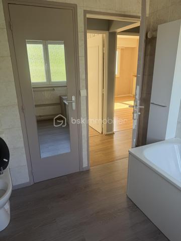 CHARLEVILLE-MÉZIÈRES CENTRE-VILLE – APPARTEMENT AVEC GRANDE TERRASSE, BALCON, PARKING ET CAVE

148 000 €

Vous recherchez un appartement idéalement situé, permettant de profiter de toutes les commodités à pied ? Découvrez ce bien situé en plein centre-ville de Charleville-Mézières, à proximité immédiate des commerces, services et écoles.

Plus besoin de prendre la voiture pour votre quotidien !

Situé au 4ᵉ étage d’un immeuble calme, cet appartement offre un cadre de vie pratique et agréable.

Il se compose de :

Une entrée
Un séjour / salon
Deux chambres
Une cuisine entièrement équipée
Une salle de bains
Deux WC
Un balcon
Une grande terrasse, véritable atout du bien

Vous disposerez également d’une place de parking privative en sous-sol ainsi que d’une cave.

Les atouts

⭐ Emplacement exceptionnel en centre-ville
⭐ Tous commerces et commodités à pied
⭐ Proximité immédiate d’une école
⭐ Grande terrasse + balcon
⭐ Parking en sous-sol
⭐ Cave
⭐ Double vitrage
⭐ Interphone
⭐ Tout-à-l’égout
⭐ Chauffage collectif au gaz
⭐ Résidence calme

Charges de copropriété : environ 200 € / mois.

📍 Charleville-Mézières
💰 Prix : 148 000 €

Un bien rare par son emplacement et ses extérieurs, à découvrir sans tarder !

Contactez-nous pour organiser une visite.