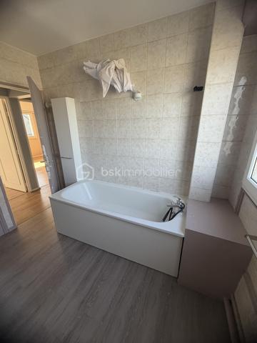 CHARLEVILLE-MÉZIÈRES CENTRE-VILLE – APPARTEMENT AVEC GRANDE TERRASSE, BALCON, PARKING ET CAVE

148 000 €

Vous recherchez un appartement idéalement situé, permettant de profiter de toutes les commodités à pied ? Découvrez ce bien situé en plein centre-ville de Charleville-Mézières, à proximité immédiate des commerces, services et écoles.

Plus besoin de prendre la voiture pour votre quotidien !

Situé au 4ᵉ étage d’un immeuble calme, cet appartement offre un cadre de vie pratique et agréable.

Il se compose de :

Une entrée
Un séjour / salon
Deux chambres
Une cuisine entièrement équipée
Une salle de bains
Deux WC
Un balcon
Une grande terrasse, véritable atout du bien

Vous disposerez également d’une place de parking privative en sous-sol ainsi que d’une cave.

Les atouts

⭐ Emplacement exceptionnel en centre-ville
⭐ Tous commerces et commodités à pied
⭐ Proximité immédiate d’une école
⭐ Grande terrasse + balcon
⭐ Parking en sous-sol
⭐ Cave
⭐ Double vitrage
⭐ Interphone
⭐ Tout-à-l’égout
⭐ Chauffage collectif au gaz
⭐ Résidence calme

Charges de copropriété : environ 200 € / mois.

📍 Charleville-Mézières
💰 Prix : 148 000 €

Un bien rare par son emplacement et ses extérieurs, à découvrir sans tarder !

Contactez-nous pour organiser une visite.