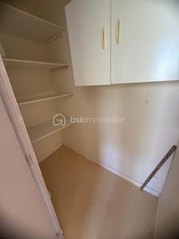 CHARLEVILLE-MÉZIÈRES CENTRE-VILLE – APPARTEMENT AVEC GRANDE TERRASSE, BALCON, PARKING ET CAVE

148 000 €

Vous recherchez un appartement idéalement situé, permettant de profiter de toutes les commodités à pied ? Découvrez ce bien situé en plein centre-ville de Charleville-Mézières, à proximité immédiate des commerces, services et écoles.

Plus besoin de prendre la voiture pour votre quotidien !

Situé au 4ᵉ étage d’un immeuble calme, cet appartement offre un cadre de vie pratique et agréable.

Il se compose de :

Une entrée
Un séjour / salon
Deux chambres
Une cuisine entièrement équipée
Une salle de bains
Deux WC
Un balcon
Une grande terrasse, véritable atout du bien

Vous disposerez également d’une place de parking privative en sous-sol ainsi que d’une cave.

Les atouts

⭐ Emplacement exceptionnel en centre-ville
⭐ Tous commerces et commodités à pied
⭐ Proximité immédiate d’une école
⭐ Grande terrasse + balcon
⭐ Parking en sous-sol
⭐ Cave
⭐ Double vitrage
⭐ Interphone
⭐ Tout-à-l’égout
⭐ Chauffage collectif au gaz
⭐ Résidence calme

Charges de copropriété : environ 200 € / mois.

📍 Charleville-Mézières
💰 Prix : 148 000 €

Un bien rare par son emplacement et ses extérieurs, à découvrir sans tarder !

Contactez-nous pour organiser une visite.