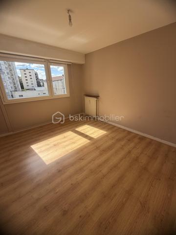 CHARLEVILLE-MÉZIÈRES CENTRE-VILLE – APPARTEMENT AVEC GRANDE TERRASSE, BALCON, PARKING ET CAVE

148 000 €

Vous recherchez un appartement idéalement situé, permettant de profiter de toutes les commodités à pied ? Découvrez ce bien situé en plein centre-ville de Charleville-Mézières, à proximité immédiate des commerces, services et écoles.

Plus besoin de prendre la voiture pour votre quotidien !

Situé au 4ᵉ étage d’un immeuble calme, cet appartement offre un cadre de vie pratique et agréable.

Il se compose de :

Une entrée
Un séjour / salon
Deux chambres
Une cuisine entièrement équipée
Une salle de bains
Deux WC
Un balcon
Une grande terrasse, véritable atout du bien

Vous disposerez également d’une place de parking privative en sous-sol ainsi que d’une cave.

Les atouts

⭐ Emplacement exceptionnel en centre-ville
⭐ Tous commerces et commodités à pied
⭐ Proximité immédiate d’une école
⭐ Grande terrasse + balcon
⭐ Parking en sous-sol
⭐ Cave
⭐ Double vitrage
⭐ Interphone
⭐ Tout-à-l’égout
⭐ Chauffage collectif au gaz
⭐ Résidence calme

Charges de copropriété : environ 200 € / mois.

📍 Charleville-Mézières
💰 Prix : 148 000 €

Un bien rare par son emplacement et ses extérieurs, à découvrir sans tarder !

Contactez-nous pour organiser une visite.