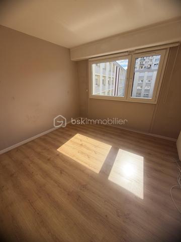 CHARLEVILLE-MÉZIÈRES CENTRE-VILLE – APPARTEMENT AVEC GRANDE TERRASSE, BALCON, PARKING ET CAVE

148 000 €

Vous recherchez un appartement idéalement situé, permettant de profiter de toutes les commodités à pied ? Découvrez ce bien situé en plein centre-ville de Charleville-Mézières, à proximité immédiate des commerces, services et écoles.

Plus besoin de prendre la voiture pour votre quotidien !

Situé au 4ᵉ étage d’un immeuble calme, cet appartement offre un cadre de vie pratique et agréable.

Il se compose de :

Une entrée
Un séjour / salon
Deux chambres
Une cuisine entièrement équipée
Une salle de bains
Deux WC
Un balcon
Une grande terrasse, véritable atout du bien

Vous disposerez également d’une place de parking privative en sous-sol ainsi que d’une cave.

Les atouts

⭐ Emplacement exceptionnel en centre-ville
⭐ Tous commerces et commodités à pied
⭐ Proximité immédiate d’une école
⭐ Grande terrasse + balcon
⭐ Parking en sous-sol
⭐ Cave
⭐ Double vitrage
⭐ Interphone
⭐ Tout-à-l’égout
⭐ Chauffage collectif au gaz
⭐ Résidence calme

Charges de copropriété : environ 200 € / mois.

📍 Charleville-Mézières
💰 Prix : 148 000 €

Un bien rare par son emplacement et ses extérieurs, à découvrir sans tarder !

Contactez-nous pour organiser une visite.