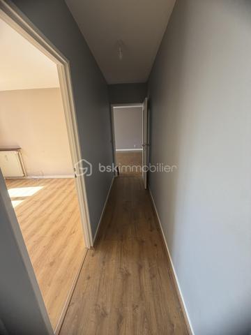 CHARLEVILLE-MÉZIÈRES CENTRE-VILLE – APPARTEMENT AVEC GRANDE TERRASSE, BALCON, PARKING ET CAVE

148 000 €

Vous recherchez un appartement idéalement situé, permettant de profiter de toutes les commodités à pied ? Découvrez ce bien situé en plein centre-ville de Charleville-Mézières, à proximité immédiate des commerces, services et écoles.

Plus besoin de prendre la voiture pour votre quotidien !

Situé au 4ᵉ étage d’un immeuble calme, cet appartement offre un cadre de vie pratique et agréable.

Il se compose de :

Une entrée
Un séjour / salon
Deux chambres
Une cuisine entièrement équipée
Une salle de bains
Deux WC
Un balcon
Une grande terrasse, véritable atout du bien

Vous disposerez également d’une place de parking privative en sous-sol ainsi que d’une cave.

Les atouts

⭐ Emplacement exceptionnel en centre-ville
⭐ Tous commerces et commodités à pied
⭐ Proximité immédiate d’une école
⭐ Grande terrasse + balcon
⭐ Parking en sous-sol
⭐ Cave
⭐ Double vitrage
⭐ Interphone
⭐ Tout-à-l’égout
⭐ Chauffage collectif au gaz
⭐ Résidence calme

Charges de copropriété : environ 200 € / mois.

📍 Charleville-Mézières
💰 Prix : 148 000 €

Un bien rare par son emplacement et ses extérieurs, à découvrir sans tarder !

Contactez-nous pour organiser une visite.