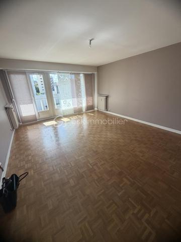 CHARLEVILLE-MÉZIÈRES CENTRE-VILLE – APPARTEMENT AVEC GRANDE TERRASSE, BALCON, PARKING ET CAVE

148 000 €

Vous recherchez un appartement idéalement situé, permettant de profiter de toutes les commodités à pied ? Découvrez ce bien situé en plein centre-ville de Charleville-Mézières, à proximité immédiate des commerces, services et écoles.

Plus besoin de prendre la voiture pour votre quotidien !

Situé au 4ᵉ étage d’un immeuble calme, cet appartement offre un cadre de vie pratique et agréable.

Il se compose de :

Une entrée
Un séjour / salon
Deux chambres
Une cuisine entièrement équipée
Une salle de bains
Deux WC
Un balcon
Une grande terrasse, véritable atout du bien

Vous disposerez également d’une place de parking privative en sous-sol ainsi que d’une cave.

Les atouts

⭐ Emplacement exceptionnel en centre-ville
⭐ Tous commerces et commodités à pied
⭐ Proximité immédiate d’une école
⭐ Grande terrasse + balcon
⭐ Parking en sous-sol
⭐ Cave
⭐ Double vitrage
⭐ Interphone
⭐ Tout-à-l’égout
⭐ Chauffage collectif au gaz
⭐ Résidence calme

Charges de copropriété : environ 200 € / mois.

📍 Charleville-Mézières
💰 Prix : 148 000 €

Un bien rare par son emplacement et ses extérieurs, à découvrir sans tarder !

Contactez-nous pour organiser une visite.
