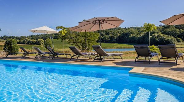 Château authentique du XIIIe siècle avec trois gîtes, piscine et 2 ha