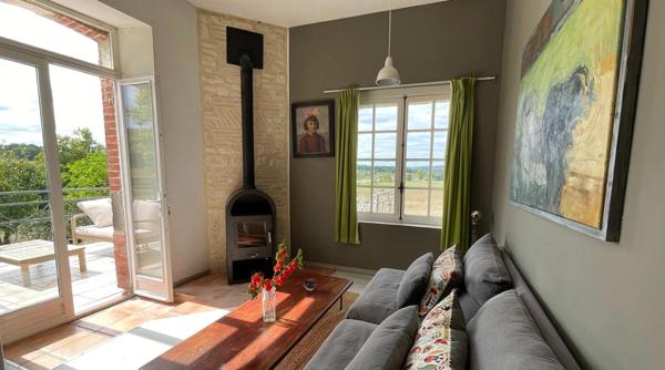 Château authentique du XIIIe siècle avec trois gîtes, piscine et 2 ha