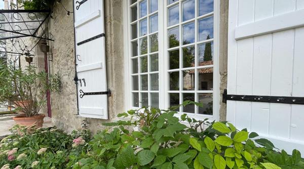 Château authentique du XIIIe siècle avec trois gîtes, piscine et 2 ha