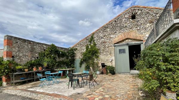 Château authentique du XIIIe siècle avec trois gîtes, piscine et 2 ha