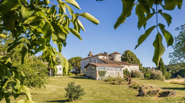 Château authentique du XIIIe siècle avec trois gîtes, piscine et 2 ha