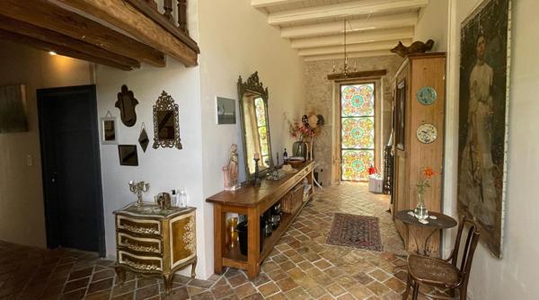 Château authentique du XIIIe siècle avec trois gîtes, piscine et 2 ha