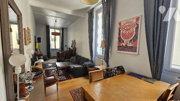 Découvrez le charme intemporel de Marseille avec ce T3 idéalement situé et plein de caractère !