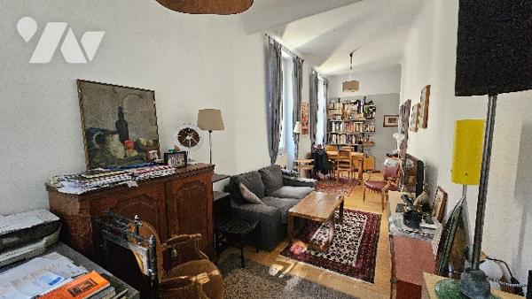 Découvrez le charme intemporel de Marseille avec ce T3 idéalement situé et plein de caractère !