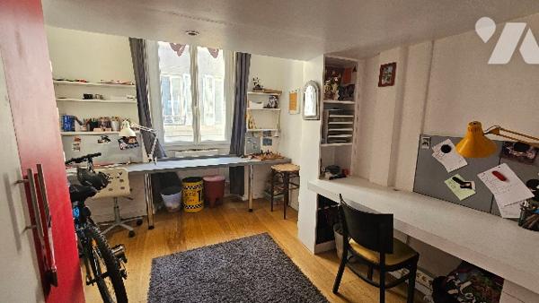 Découvrez le charme intemporel de Marseille avec ce T3 idéalement situé et plein de caractère !