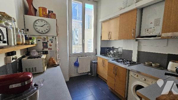 Découvrez le charme intemporel de Marseille avec ce T3 idéalement situé et plein de caractère !