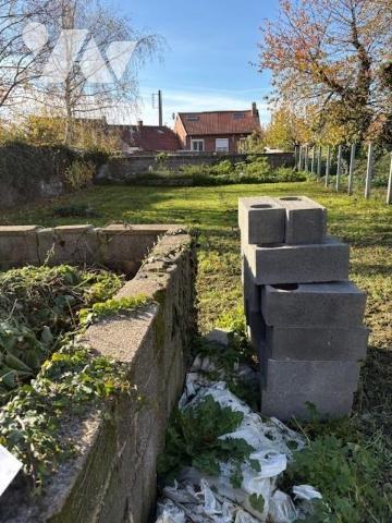 Une maison à usage d'habitation et le terrain en dépendant à l'état d'abandon