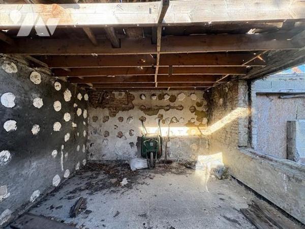 Une maison à usage d'habitation et le terrain en dépendant à l'état d'abandon