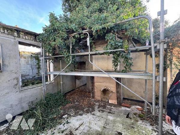 Une maison à usage d'habitation et le terrain en dépendant à l'état d'abandon