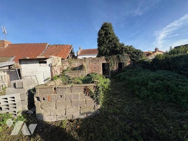 Une maison à usage d'habitation et le terrain en dépendant à l'état d'abandon