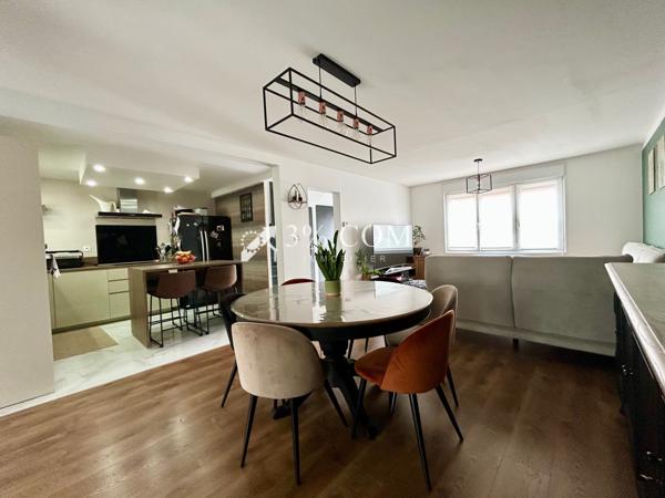 Jolie maison de lotissement de 104 m², salon salle à manger, cuisine équipée, véranda, trois chambres, jardin, Courcelles-lès-Lens (62970)