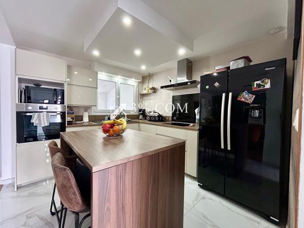 Jolie maison de lotissement de 104 m², salon salle à manger, cuisine équipée, véranda, trois chambres, jardin, Courcelles-lès-Lens (62970)