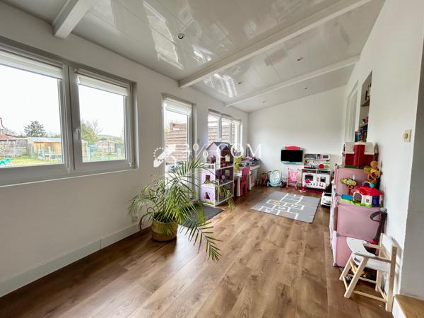 Jolie maison de lotissement de 104 m², salon salle à manger, cuisine équipée, véranda, trois chambres, jardin, Courcelles-lès-Lens (62970)