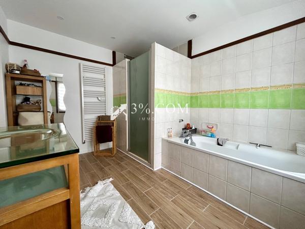 Jolie maison de lotissement de 104 m², salon salle à manger, cuisine équipée, véranda, trois chambres, jardin, Courcelles-lès-Lens (62970)