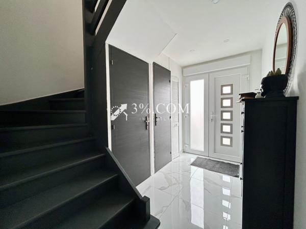 Jolie maison de lotissement de 104 m², salon salle à manger, cuisine équipée, véranda, trois chambres, jardin, Courcelles-lès-Lens (62970)