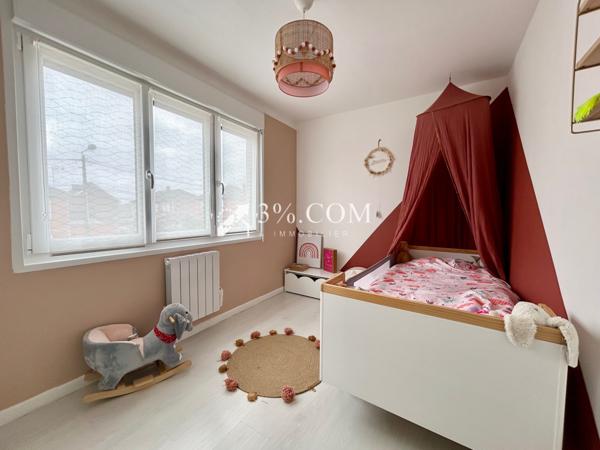 Jolie maison de lotissement de 104 m², salon salle à manger, cuisine équipée, véranda, trois chambres, jardin, Courcelles-lès-Lens (62970)