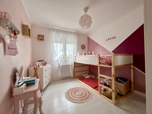 Jolie maison de lotissement de 104 m², salon salle à manger, cuisine équipée, véranda, trois chambres, jardin, Courcelles-lès-Lens (62970)