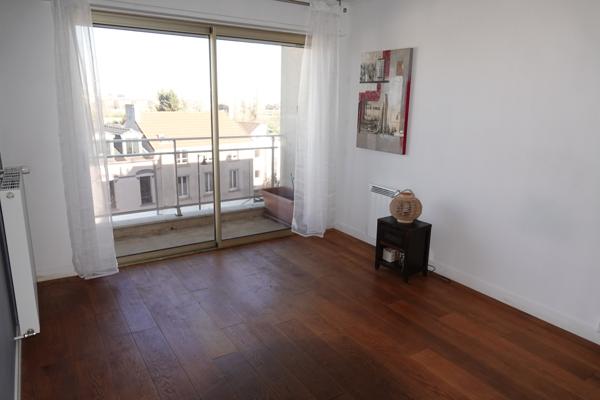 Garches (92380) Appartement dernier étage sans mitoyenneté de voisinage Vue tour Eiffel