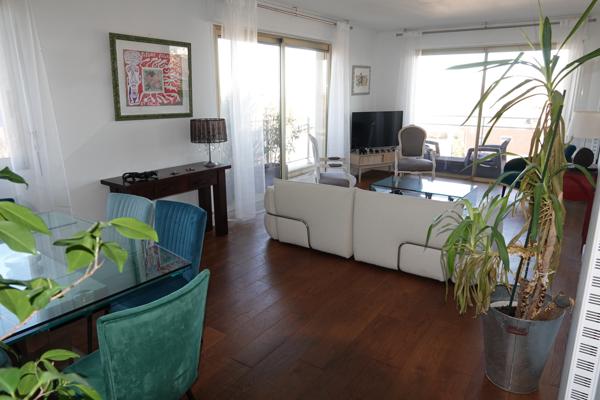 Garches (92380) Appartement dernier étage sans mitoyenneté de voisinage Vue tour Eiffel