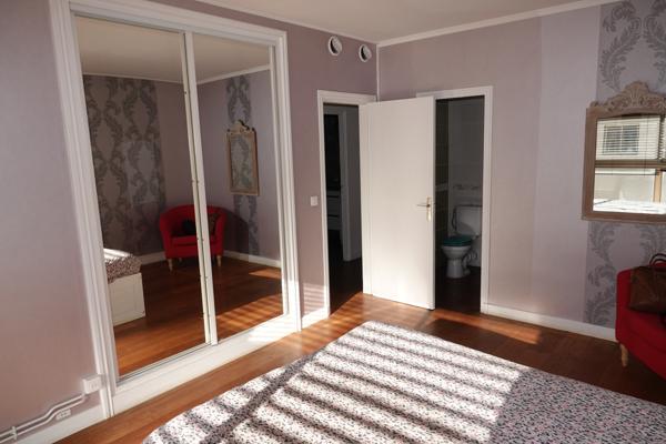 Garches (92380) Appartement dernier étage sans mitoyenneté de voisinage Vue tour Eiffel