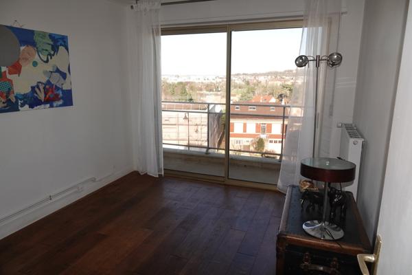 Garches (92380) Appartement dernier étage sans mitoyenneté de voisinage Vue tour Eiffel