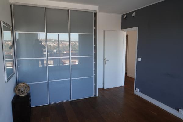 Garches (92380) Appartement dernier étage sans mitoyenneté de voisinage Vue tour Eiffel