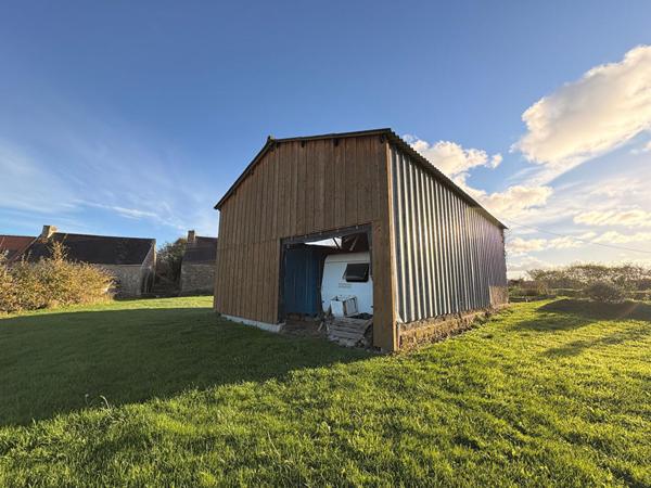 Corps de ferme Saint-Michel-en-Grève, 8616 m² de terrain.