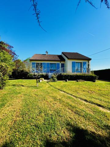 Belle maison familiale de 130 m² avec dépendance et grand jardin arboré – Proche centre-ville

Située à seulement 3 km du centre-ville (cinéma, piscine, cabinet médical et dentaire) et à proximité immédiate des écoles et commerces (1 à 3 km), cette spacieuse maison familiale d’environ 130 m² offre un cadre de vie idéal pour une famille recherchant confort, espace et tranquillité.

Elle se compose d’une pièce de vie lumineuse de 37 m² avec coin cuisine, parfaite pour vos moments conviviaux.
Côté nuit, vous trouverez 4 chambres, un bureau idéal pour le télétravail, ainsi que deux salles d’eau modernes.
Une buanderie de 30 m² vient compléter les espaces fonctionnels du rez-de-chaussée.

Vous profiterez également d’une véranda de 11 m², ouverte sur un joli jardin arboré et paysager de 3 455 m², comprenant un coin verger pour les amateurs de nature.

La maison dispose également d’un garage de 23 m² avec portail électrique, et d’une dépendance prête à l’emploi, idéale pour une activité professionnelle indépendante ou un revenu locatif complémentaire.

✅ Atouts principaux :

Environnement calme et verdoyant

Grands volumes et belle luminosité

Dépendance aménagée et polyvalente

Grand terrain clos et arboré

Proximité écoles, commerces et services

Panneaux photovoltaïques installés 

Portail d'entrée électriques 

📍 Localisation : À 3 km du centre-ville et à 1 km des premiers commerces
📏 Surface habitable : env. 200 m²
🌳 Terrain : 3 455 m²
🚗 Garage électrique + dépendance professionnelle ou locative