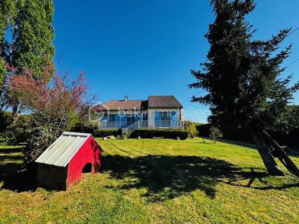 Belle maison familiale de 130 m² avec dépendance et grand jardin arboré – Proche centre-ville

Située à seulement 3 km du centre-ville (cinéma, piscine, cabinet médical et dentaire) et à proximité immédiate des écoles et commerces (1 à 3 km), cette spacieuse maison familiale d’environ 130 m² offre un cadre de vie idéal pour une famille recherchant confort, espace et tranquillité.

Elle se compose d’une pièce de vie lumineuse de 37 m² avec coin cuisine, parfaite pour vos moments conviviaux.
Côté nuit, vous trouverez 4 chambres, un bureau idéal pour le télétravail, ainsi que deux salles d’eau modernes.
Une buanderie de 30 m² vient compléter les espaces fonctionnels du rez-de-chaussée.

Vous profiterez également d’une véranda de 11 m², ouverte sur un joli jardin arboré et paysager de 3 455 m², comprenant un coin verger pour les amateurs de nature.

La maison dispose également d’un garage de 23 m² avec portail électrique, et d’une dépendance prête à l’emploi, idéale pour une activité professionnelle indépendante ou un revenu locatif complémentaire.

✅ Atouts principaux :

Environnement calme et verdoyant

Grands volumes et belle luminosité

Dépendance aménagée et polyvalente

Grand terrain clos et arboré

Proximité écoles, commerces et services

Panneaux photovoltaïques installés 

Portail d'entrée électriques 

📍 Localisation : À 3 km du centre-ville et à 1 km des premiers commerces
📏 Surface habitable : env. 200 m²
🌳 Terrain : 3 455 m²
🚗 Garage électrique + dépendance professionnelle ou locative