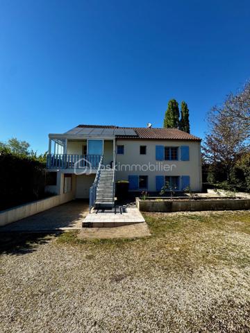 Belle maison familiale de 130 m² avec dépendance et grand jardin arboré – Proche centre-ville

Située à seulement 3 km du centre-ville (cinéma, piscine, cabinet médical et dentaire) et à proximité immédiate des écoles et commerces (1 à 3 km), cette spacieuse maison familiale d’environ 130 m² offre un cadre de vie idéal pour une famille recherchant confort, espace et tranquillité.

Elle se compose d’une pièce de vie lumineuse de 37 m² avec coin cuisine, parfaite pour vos moments conviviaux.
Côté nuit, vous trouverez 4 chambres, un bureau idéal pour le télétravail, ainsi que deux salles d’eau modernes.
Une buanderie de 30 m² vient compléter les espaces fonctionnels du rez-de-chaussée.

Vous profiterez également d’une véranda de 11 m², ouverte sur un joli jardin arboré et paysager de 3 455 m², comprenant un coin verger pour les amateurs de nature.

La maison dispose également d’un garage de 23 m² avec portail électrique, et d’une dépendance prête à l’emploi, idéale pour une activité professionnelle indépendante ou un revenu locatif complémentaire.

✅ Atouts principaux :

Environnement calme et verdoyant

Grands volumes et belle luminosité

Dépendance aménagée et polyvalente

Grand terrain clos et arboré

Proximité écoles, commerces et services

Panneaux photovoltaïques installés 

Portail d'entrée électriques 

📍 Localisation : À 3 km du centre-ville et à 1 km des premiers commerces
📏 Surface habitable : env. 200 m²
🌳 Terrain : 3 455 m²
🚗 Garage électrique + dépendance professionnelle ou locative