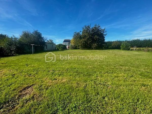 Belle maison familiale de 130 m² avec dépendance et grand jardin arboré – Proche centre-ville

Située à seulement 3 km du centre-ville (cinéma, piscine, cabinet médical et dentaire) et à proximité immédiate des écoles et commerces (1 à 3 km), cette spacieuse maison familiale d’environ 130 m² offre un cadre de vie idéal pour une famille recherchant confort, espace et tranquillité.

Elle se compose d’une pièce de vie lumineuse de 37 m² avec coin cuisine, parfaite pour vos moments conviviaux.
Côté nuit, vous trouverez 4 chambres, un bureau idéal pour le télétravail, ainsi que deux salles d’eau modernes.
Une buanderie de 30 m² vient compléter les espaces fonctionnels du rez-de-chaussée.

Vous profiterez également d’une véranda de 11 m², ouverte sur un joli jardin arboré et paysager de 3 455 m², comprenant un coin verger pour les amateurs de nature.

La maison dispose également d’un garage de 23 m² avec portail électrique, et d’une dépendance prête à l’emploi, idéale pour une activité professionnelle indépendante ou un revenu locatif complémentaire.

✅ Atouts principaux :

Environnement calme et verdoyant

Grands volumes et belle luminosité

Dépendance aménagée et polyvalente

Grand terrain clos et arboré

Proximité écoles, commerces et services

Panneaux photovoltaïques installés 

Portail d'entrée électriques 

📍 Localisation : À 3 km du centre-ville et à 1 km des premiers commerces
📏 Surface habitable : env. 200 m²
🌳 Terrain : 3 455 m²
🚗 Garage électrique + dépendance professionnelle ou locative