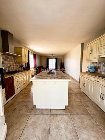 Belle maison familiale de 130 m² avec dépendance et grand jardin arboré – Proche centre-ville

Située à seulement 3 km du centre-ville (cinéma, piscine, cabinet médical et dentaire) et à proximité immédiate des écoles et commerces (1 à 3 km), cette spacieuse maison familiale d’environ 130 m² offre un cadre de vie idéal pour une famille recherchant confort, espace et tranquillité.

Elle se compose d’une pièce de vie lumineuse de 37 m² avec coin cuisine, parfaite pour vos moments conviviaux.
Côté nuit, vous trouverez 4 chambres, un bureau idéal pour le télétravail, ainsi que deux salles d’eau modernes.
Une buanderie de 30 m² vient compléter les espaces fonctionnels du rez-de-chaussée.

Vous profiterez également d’une véranda de 11 m², ouverte sur un joli jardin arboré et paysager de 3 455 m², comprenant un coin verger pour les amateurs de nature.

La maison dispose également d’un garage de 23 m² avec portail électrique, et d’une dépendance prête à l’emploi, idéale pour une activité professionnelle indépendante ou un revenu locatif complémentaire.

✅ Atouts principaux :

Environnement calme et verdoyant

Grands volumes et belle luminosité

Dépendance aménagée et polyvalente

Grand terrain clos et arboré

Proximité écoles, commerces et services

Panneaux photovoltaïques installés 

Portail d'entrée électriques 

📍 Localisation : À 3 km du centre-ville et à 1 km des premiers commerces
📏 Surface habitable : env. 200 m²
🌳 Terrain : 3 455 m²
🚗 Garage électrique + dépendance professionnelle ou locative