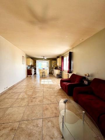 Belle maison familiale de 130 m² avec dépendance et grand jardin arboré – Proche centre-ville

Située à seulement 3 km du centre-ville (cinéma, piscine, cabinet médical et dentaire) et à proximité immédiate des écoles et commerces (1 à 3 km), cette spacieuse maison familiale d’environ 130 m² offre un cadre de vie idéal pour une famille recherchant confort, espace et tranquillité.

Elle se compose d’une pièce de vie lumineuse de 37 m² avec coin cuisine, parfaite pour vos moments conviviaux.
Côté nuit, vous trouverez 4 chambres, un bureau idéal pour le télétravail, ainsi que deux salles d’eau modernes.
Une buanderie de 30 m² vient compléter les espaces fonctionnels du rez-de-chaussée.

Vous profiterez également d’une véranda de 11 m², ouverte sur un joli jardin arboré et paysager de 3 455 m², comprenant un coin verger pour les amateurs de nature.

La maison dispose également d’un garage de 23 m² avec portail électrique, et d’une dépendance prête à l’emploi, idéale pour une activité professionnelle indépendante ou un revenu locatif complémentaire.

✅ Atouts principaux :

Environnement calme et verdoyant

Grands volumes et belle luminosité

Dépendance aménagée et polyvalente

Grand terrain clos et arboré

Proximité écoles, commerces et services

Panneaux photovoltaïques installés 

Portail d'entrée électriques 

📍 Localisation : À 3 km du centre-ville et à 1 km des premiers commerces
📏 Surface habitable : env. 200 m²
🌳 Terrain : 3 455 m²
🚗 Garage électrique + dépendance professionnelle ou locative