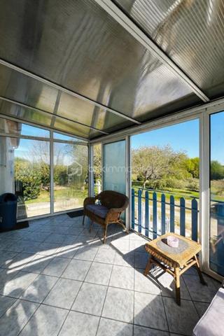 Belle maison familiale de 130 m² avec dépendance et grand jardin arboré – Proche centre-ville

Située à seulement 3 km du centre-ville (cinéma, piscine, cabinet médical et dentaire) et à proximité immédiate des écoles et commerces (1 à 3 km), cette spacieuse maison familiale d’environ 130 m² offre un cadre de vie idéal pour une famille recherchant confort, espace et tranquillité.

Elle se compose d’une pièce de vie lumineuse de 37 m² avec coin cuisine, parfaite pour vos moments conviviaux.
Côté nuit, vous trouverez 4 chambres, un bureau idéal pour le télétravail, ainsi que deux salles d’eau modernes.
Une buanderie de 30 m² vient compléter les espaces fonctionnels du rez-de-chaussée.

Vous profiterez également d’une véranda de 11 m², ouverte sur un joli jardin arboré et paysager de 3 455 m², comprenant un coin verger pour les amateurs de nature.

La maison dispose également d’un garage de 23 m² avec portail électrique, et d’une dépendance prête à l’emploi, idéale pour une activité professionnelle indépendante ou un revenu locatif complémentaire.

✅ Atouts principaux :

Environnement calme et verdoyant

Grands volumes et belle luminosité

Dépendance aménagée et polyvalente

Grand terrain clos et arboré

Proximité écoles, commerces et services

Panneaux photovoltaïques installés 

Portail d'entrée électriques 

📍 Localisation : À 3 km du centre-ville et à 1 km des premiers commerces
📏 Surface habitable : env. 200 m²
🌳 Terrain : 3 455 m²
🚗 Garage électrique + dépendance professionnelle ou locative