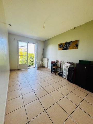 Belle maison familiale de 130 m² avec dépendance et grand jardin arboré – Proche centre-ville

Située à seulement 3 km du centre-ville (cinéma, piscine, cabinet médical et dentaire) et à proximité immédiate des écoles et commerces (1 à 3 km), cette spacieuse maison familiale d’environ 130 m² offre un cadre de vie idéal pour une famille recherchant confort, espace et tranquillité.

Elle se compose d’une pièce de vie lumineuse de 37 m² avec coin cuisine, parfaite pour vos moments conviviaux.
Côté nuit, vous trouverez 4 chambres, un bureau idéal pour le télétravail, ainsi que deux salles d’eau modernes.
Une buanderie de 30 m² vient compléter les espaces fonctionnels du rez-de-chaussée.

Vous profiterez également d’une véranda de 11 m², ouverte sur un joli jardin arboré et paysager de 3 455 m², comprenant un coin verger pour les amateurs de nature.

La maison dispose également d’un garage de 23 m² avec portail électrique, et d’une dépendance prête à l’emploi, idéale pour une activité professionnelle indépendante ou un revenu locatif complémentaire.

✅ Atouts principaux :

Environnement calme et verdoyant

Grands volumes et belle luminosité

Dépendance aménagée et polyvalente

Grand terrain clos et arboré

Proximité écoles, commerces et services

Panneaux photovoltaïques installés 

Portail d'entrée électriques 

📍 Localisation : À 3 km du centre-ville et à 1 km des premiers commerces
📏 Surface habitable : env. 200 m²
🌳 Terrain : 3 455 m²
🚗 Garage électrique + dépendance professionnelle ou locative