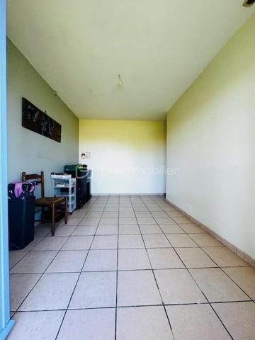Belle maison familiale de 130 m² avec dépendance et grand jardin arboré – Proche centre-ville

Située à seulement 3 km du centre-ville (cinéma, piscine, cabinet médical et dentaire) et à proximité immédiate des écoles et commerces (1 à 3 km), cette spacieuse maison familiale d’environ 130 m² offre un cadre de vie idéal pour une famille recherchant confort, espace et tranquillité.

Elle se compose d’une pièce de vie lumineuse de 37 m² avec coin cuisine, parfaite pour vos moments conviviaux.
Côté nuit, vous trouverez 4 chambres, un bureau idéal pour le télétravail, ainsi que deux salles d’eau modernes.
Une buanderie de 30 m² vient compléter les espaces fonctionnels du rez-de-chaussée.

Vous profiterez également d’une véranda de 11 m², ouverte sur un joli jardin arboré et paysager de 3 455 m², comprenant un coin verger pour les amateurs de nature.

La maison dispose également d’un garage de 23 m² avec portail électrique, et d’une dépendance prête à l’emploi, idéale pour une activité professionnelle indépendante ou un revenu locatif complémentaire.

✅ Atouts principaux :

Environnement calme et verdoyant

Grands volumes et belle luminosité

Dépendance aménagée et polyvalente

Grand terrain clos et arboré

Proximité écoles, commerces et services

Panneaux photovoltaïques installés 

Portail d'entrée électriques 

📍 Localisation : À 3 km du centre-ville et à 1 km des premiers commerces
📏 Surface habitable : env. 200 m²
🌳 Terrain : 3 455 m²
🚗 Garage électrique + dépendance professionnelle ou locative