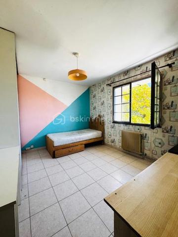Belle maison familiale de 130 m² avec dépendance et grand jardin arboré – Proche centre-ville

Située à seulement 3 km du centre-ville (cinéma, piscine, cabinet médical et dentaire) et à proximité immédiate des écoles et commerces (1 à 3 km), cette spacieuse maison familiale d’environ 130 m² offre un cadre de vie idéal pour une famille recherchant confort, espace et tranquillité.

Elle se compose d’une pièce de vie lumineuse de 37 m² avec coin cuisine, parfaite pour vos moments conviviaux.
Côté nuit, vous trouverez 4 chambres, un bureau idéal pour le télétravail, ainsi que deux salles d’eau modernes.
Une buanderie de 30 m² vient compléter les espaces fonctionnels du rez-de-chaussée.

Vous profiterez également d’une véranda de 11 m², ouverte sur un joli jardin arboré et paysager de 3 455 m², comprenant un coin verger pour les amateurs de nature.

La maison dispose également d’un garage de 23 m² avec portail électrique, et d’une dépendance prête à l’emploi, idéale pour une activité professionnelle indépendante ou un revenu locatif complémentaire.

✅ Atouts principaux :

Environnement calme et verdoyant

Grands volumes et belle luminosité

Dépendance aménagée et polyvalente

Grand terrain clos et arboré

Proximité écoles, commerces et services

Panneaux photovoltaïques installés 

Portail d'entrée électriques 

📍 Localisation : À 3 km du centre-ville et à 1 km des premiers commerces
📏 Surface habitable : env. 200 m²
🌳 Terrain : 3 455 m²
🚗 Garage électrique + dépendance professionnelle ou locative